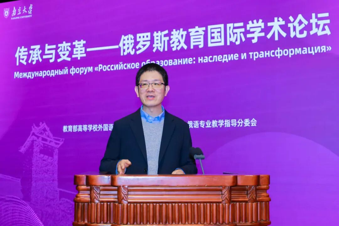 南京大学外国语学院院长何宁教授主持开幕式